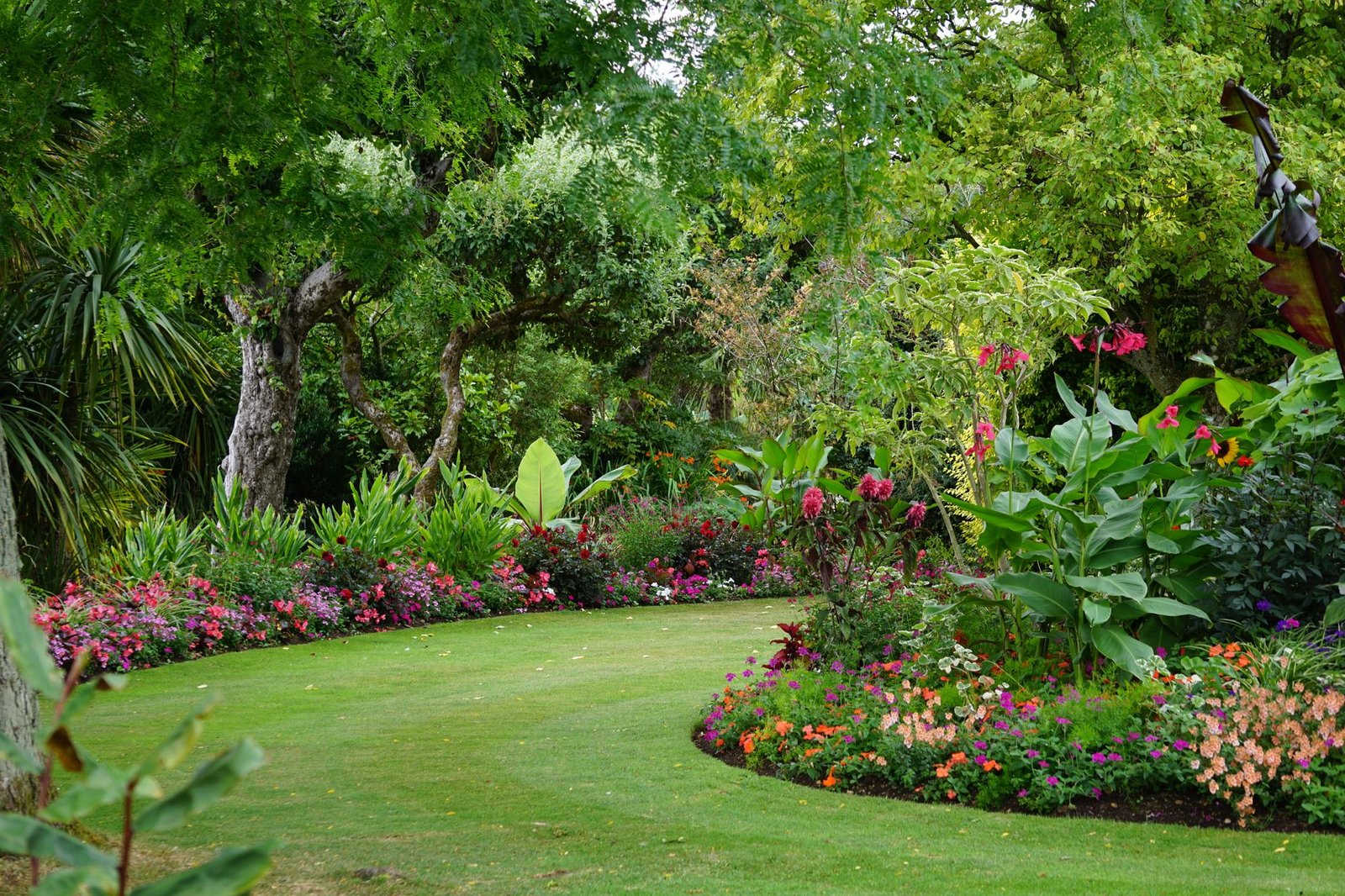 Curved lawn edge sweeping around flower beds, the kind of bed line bullet stone edging is laid to follow