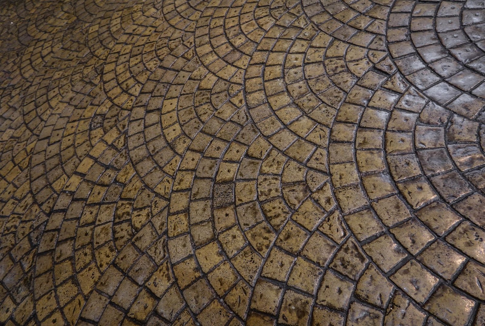 Fan-shaped paver pattern of small arched courses, a curve-friendly layout that follows curves with very few cuts